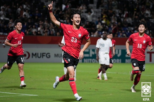 신민하(가운데). /사진=대한축구협회 제공