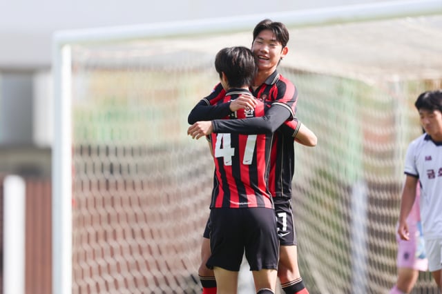 이주찬(오른쪽)이 득점 후 문지환과 포옹하고 있다. /사진=한국프로축구연맹 제공