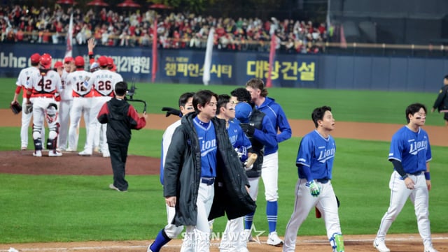 구자욱과 삼성선수들이 30일 광주 KIA챔피언스필드에서 열린 2026KBO리그 플레이오프 KIA타이거즈와 삼성라이온즈 4차전에서 패한 후 아쉬운 발걸음을 옮기고 있다. 2026.10.30. /사진=강영조 cameratalks@