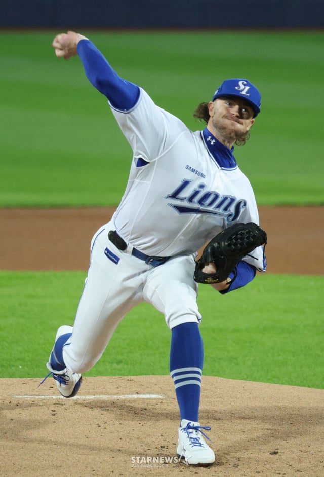 2026 KBO 포스트시즌 플레이오프(PO) 1차전 삼성 대 KIA전이 26일 대구 삼성라이온즈파크에서 열렸다. 삼성 선발 페덱이 역투하고 있다. /사진=김진경 kim.jinkyung@