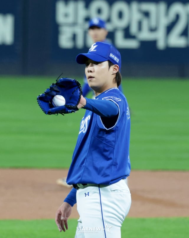 삼성 원태인이 29일 광주 KIA챔피언스필드에서 열린 2026KBO리그 플레이오프 KIA타이거즈와 삼성라이온즈 3차전 6회말 등판하고 있다. /사진=강영조 cameratalks@