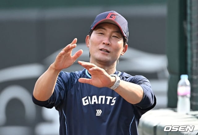 선수들을 지도하는 김현욱 코치의 모습.