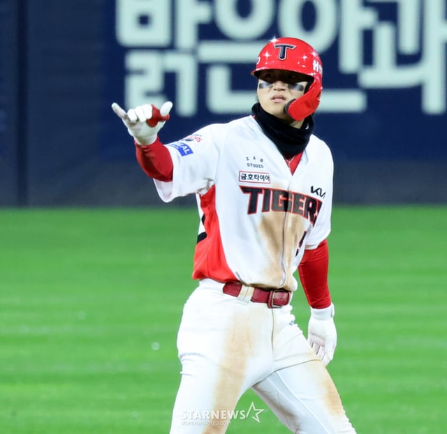 기아 3번타자 김도영이 29일 광주 KIA챔피언스필드에서 열린 2026KBO리그 플레이오프 KIA타이거즈와 삼성라이온즈 3차전 7회말 2사후 내아안타로 출루한 후 상대실책을 틈타 2루까지 진루하고 있다.  2026.10.29. /사진=강영조 cameratalks@