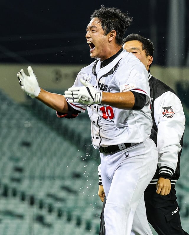 울산 웨일즈 김성균이 30일 울산 문수야구장에서 열린 2026 울산-KBO 가을리그 준결승에서 9회말 1사 2, 3루에서 끝내기 희생플라이를 치고 기뻐했다. /사진=울산 웨일즈 제공