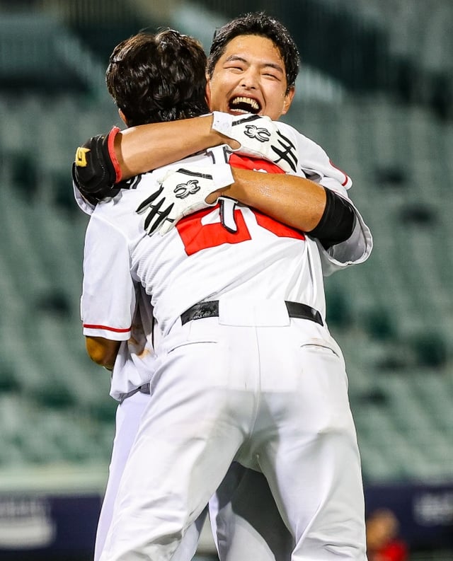 울산 웨일즈 김성균이 30일 울산 문수야구장에서 열린 2026 울산-KBO 가을리그 준결승에서 9회말 1사 2, 3루에서 끝내기 희생플라이를 치고 기뻐했다. /사진=울산 웨일즈 제공