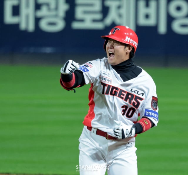 기아 9번타자 하주 석이 29일 광주 KIA챔피언스필드에서 열린 2026KBO리그 플레이오프 KIA타이거즈와 삼성라이온즈 3차전 2회말 2사 1,2루 최원태를 상대로 좌중간 안타를 터트린 후 환호하고 있다. 2-2 동점을 만든 기아. 2026.10.29. /사진=강영조 cameratalks@