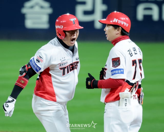 기아 9번타자 하주 석이 29일 광주 KIA챔피언스필드에서 열린 2026KBO리그 플레이오프 KIA타이거즈와 삼성라이온즈 3차전 2회말 2사 1,2루 최원태를 상대로 좌중간 안타를 터트린 후 환호하고 있다. 2-2 동점을 만든 기아. 2026.10.29. /사진=강영조 cameratalks@