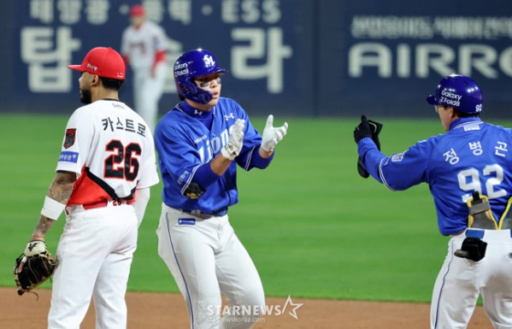 삼성 6번타자 김영웅이 30일 광주 KIA챔피언스필드에서 열린 2026KBO리그 플레이오프 KIA타이거즈와 삼성라이온즈 4차전 2회말 1사후 안타로 출루하고 있다. 2026.10.30. /사진=강영조 선임기자