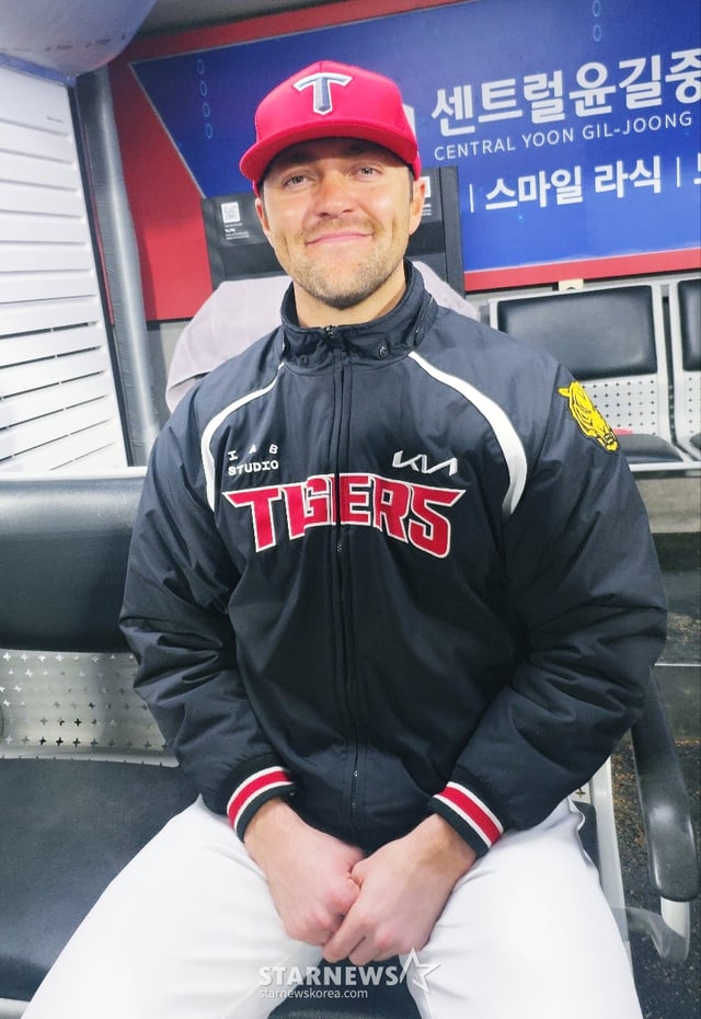 KIA 제임스 네일이 30일 플레이오프 4차전 종료 후 취재진과 인터뷰에 임하고 있다. /사진=김우종 기자