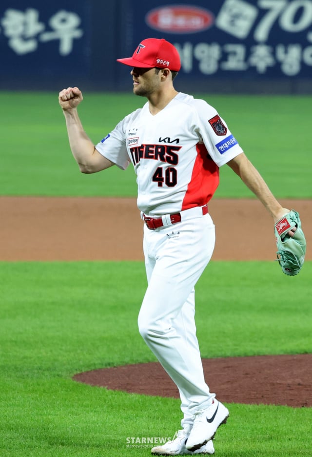 기아 선발투수 네일이 30일 광주 KIA챔피언스필드에서 열린 2026KBO리그 플레이오프 KIA타이거즈와 삼성라이온즈 4차전 4회초 위기에서 무실점으로 막아낸 후 주먹을 뿔끈쥐고 있다. 2026.10.30. /사진=강영조 cameratalks@