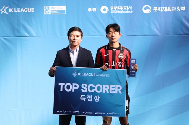 2026 K리그 인터내셔널 유스컵 득점왕에 등극한 안제민(오른쪽). /사진=한국프로축구연맹 제공