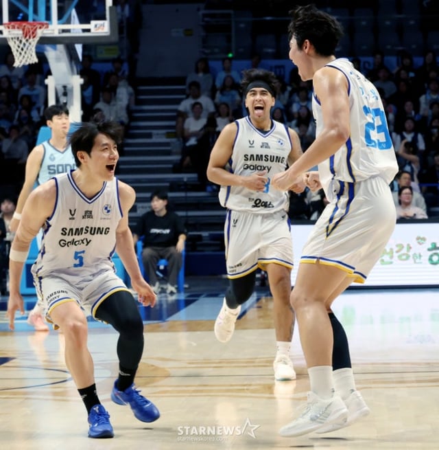KBL 최초 개막 9연승에 기뻐하는 서울 삼성. /사진=김진경 대기자.