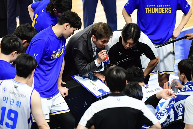 작전지시하는 김상식 감독(가운데). /사진=KBL 제공