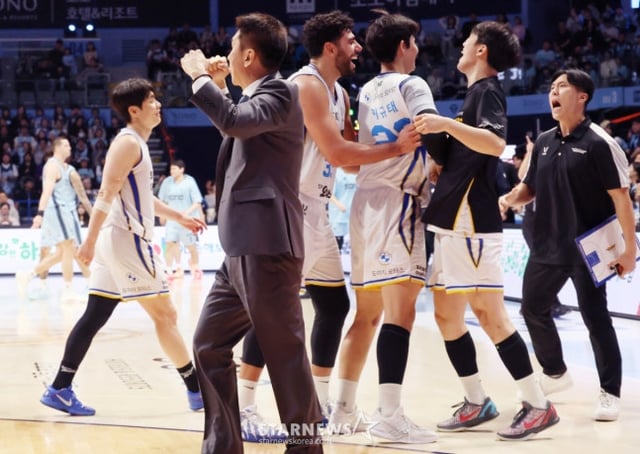 김상식 감독을 비롯해 서울 삼성 선수들이 KBL 최초 개막 9연승에 기뻐하고 있다. /사진=김진경 대기자.