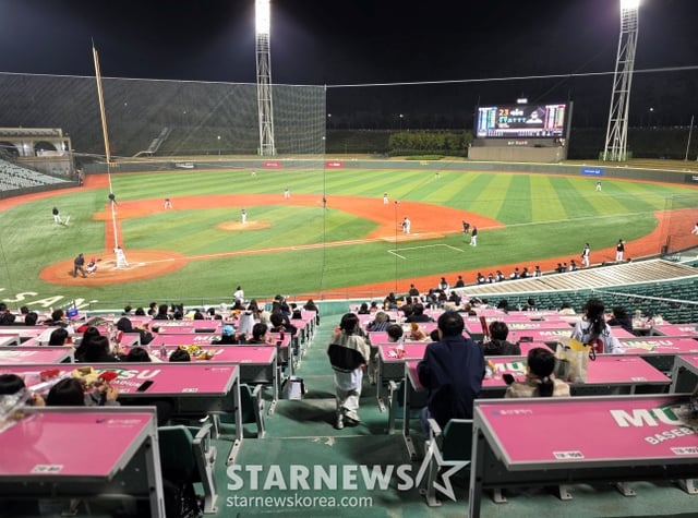 울산 웨일즈 팬들이 30일 울산 문수야구장에서 열린 2026 울산-KBO 가을리그 준결승전을 관전하고 있다. 이날 저녁은 영상 7도에 바람까지 불어 꽤 쌀쌀했다. /사진=김동윤 기자