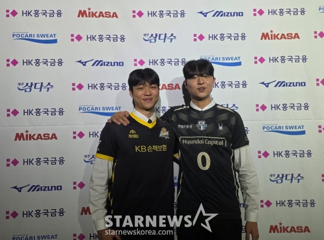 KB손해보험 장보석(왼쪽)과 현대캐피탈 장은석이 28일 서울 강서구 메이필드호텔에서 열린 2026~2027 한국배구연맹(KOVO) 남자 신인선수 드래프트에서 나란히 취재진 앞에 섰다. /사진=김동윤 기자 