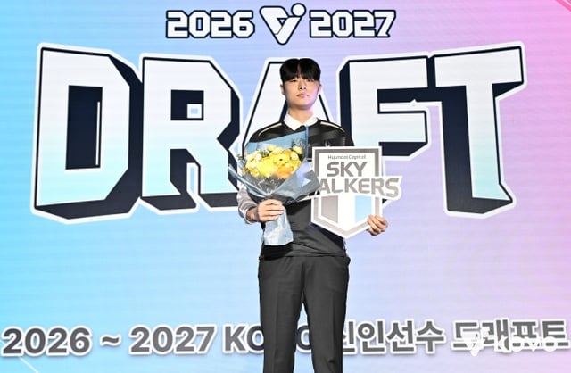 한양대 장은석이 28일 서울 강서구 메이필드호텔에서 열린 2026~2027 한국배구연맹(KOVO) 남자 신인선수 드래프트에서 1라운드 전체 2순위 지명을 받았다. /사진=KOVO 제공ㅍ