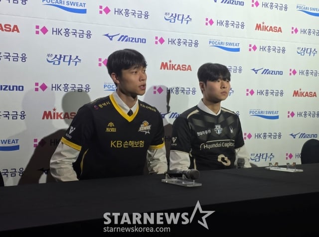 KB손해보험 장보석(왼쪽)과 현대캐피탈 장은석이 28일 서울 강서구 메이필드호텔에서 열린 2026~2027 한국배구연맹(KOVO) 남자 신인선수 드래프트에서 나란히 취재진 앞에 섰다. /사진=김동윤 기자 