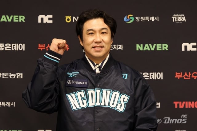김강민이 31일 NC와 외야 코디네이터로 계약하고 파이팅 포즈를 취하고 있다. /사진=NC 다이노스 제공