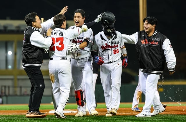 울산 웨일즈 선수들이 30일 울산 문수야구장에서 열린 2026 울산-KBO 가을리그 준결승전에서 9회말 끝내기로 승리한 뒤 기뻐했다. /사진=울산 웨일즈 제공