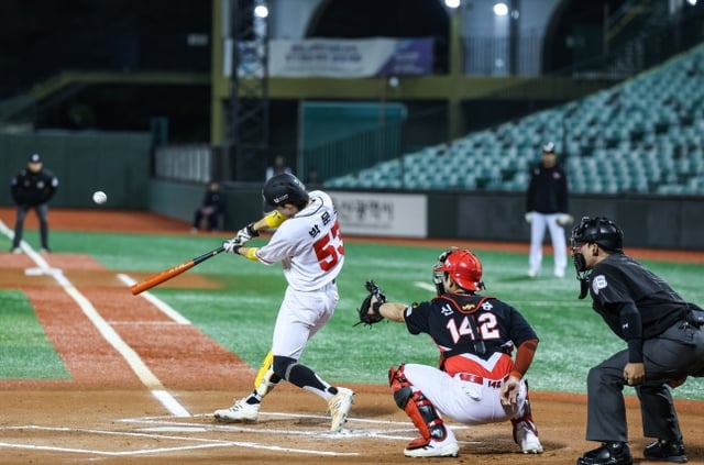 울산 웨일즈 박문순이 30일 울산 문수야구장에서 열린 2026 울산-KBO 가을리그 준결승전에서 안타를 치고 있다. /사진=울산 웨일즈 제공