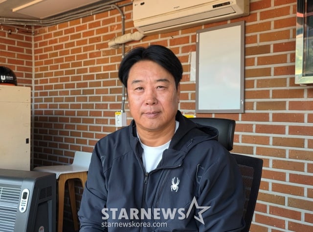 울산 웨일즈 장원진 감독이 31일 울산 문수야구장에서 열릴 롱비치 코스트와 2026 울산-KBO 가을리그 결승에서 스타뉴스와 인터뷰에 응했다. /사진=김동윤 기자 
