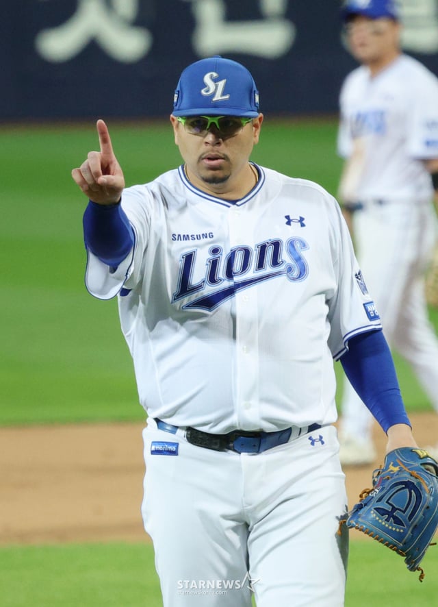 삼성 라이온즈 아리엘 후라도가 10월 27일 2026 KBO 포스트시즌 플레이오프(PO) 2차전 KIA 타이거를 상대로 7회말 더 던지겠다는 의사를 표현하고 있다. /사진=김진경 대기자