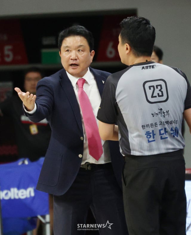 2026-2027 KCC 프로농구 안양 정관장 대 창원 LG 경기가 11일 경기도 안양 정관장아레나에서 열렸다. 정관장 유도훈 감독이 심판 판정에 항의하고 있다. /사진=김진경 대기자
