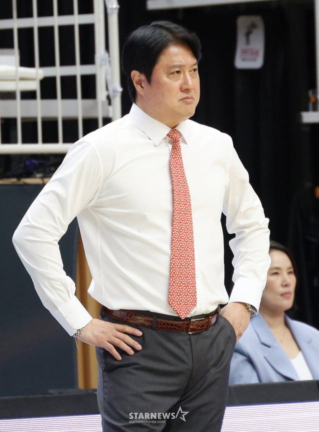 2026-2027 KCC 프로농구 수원 KT 대 원주 DB 경기가 23일 수원 KT 소닉붐 아레나에서 열렸다.  KT 문경은 감독이 화난 표정으로 선수들을 바라보고 있다. /사진=김진경 대기자