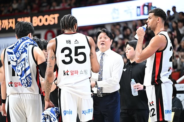 문경은(가운데) 수원KT 감독이 31일 오후 2시 안양 정관장아레나에서 열린 2026~2027 KCC 프로농구 정규리그 경기 중 작전 지시하고 있다. /사진=KBL 제공