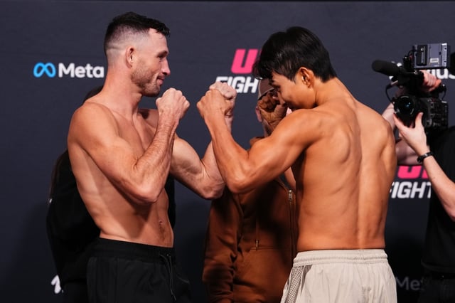 줄리안 이로사(왼쪽)와 이정영 페이스오프 중. /사진=UFC 제공