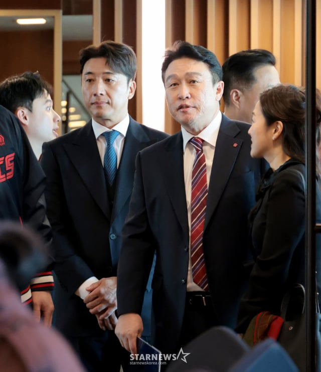롯데자이언츠 지휘봉을 잡은 이동욱 감독이 31일 부산 롯데호텔에서 열린 취임식에서 신임 이택근 단장과 함께 거인군단의 새로운 출발을 알렸다.  /사진=강영조 cameratalks@