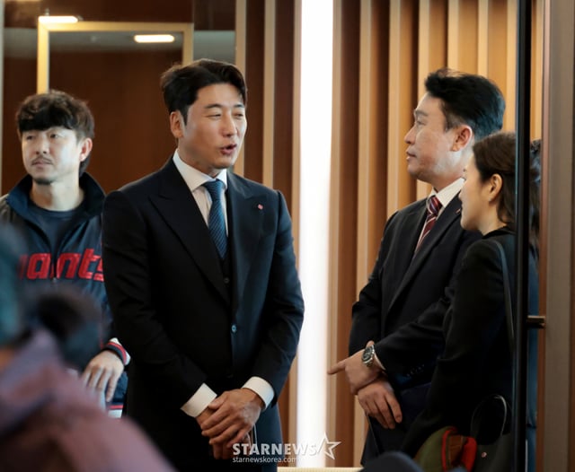 롯데자이언츠 지휘봉을 잡은 이동욱 감독이 31일 부산 롯데호텔에서 열린 취임식에서 신임 이택근 단장과 함께 거인군단의 새로운 출발을 알렸다.   롯데 출신인 이동욱 감독은 2025년부터 국가대표 수비 코치와 KBO 전력강화위원으로 활동했고 2020년 NC다이노스의 통합우승을 일궈냈다.  KBO전력강화위원과 해설위원으로 활약하던 이택근 신임단장은 2003년 현대 유니콘스에 입단해 18년간 히어로즈와 LG를 거치며 평균타율 3할이 넘는 KBO리그 대표 외야수로 활약했었다.  2026.10.31.   롯데자이언츠 지휘봉을 잡은 이동욱 감독이 31일 부산 롯데호텔에서 열린 취임식에서 신임 이택근 단장과 함께 거인군단의 새로운 출발을 알렸다. 롯데 출신인 이동욱 감독은 2025년부터 국가대표 수비 코치와 KBO 전력강화위원으로 활동했고 2020년 NC다이노스의 통합우승을 일궈냈다.  KBO전력강화위원과 해설위원으로 활약하던 이택근 신임단장은 2003년 현대 유니콘스에 입단해 18년간 히어로즈와 LG를 거치며 평균타율 3할이 넘는 KBO리그 대표 외야수로 활약했었다.  2026.10.31. /사진=강영조 cameratalks@