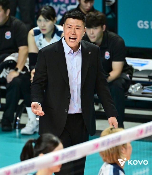 김영래 김천 한국도로공사 감독이 31일 서울시 중구 장충체육관에서 열린 서울 GS칼텍스와 2026-2027 HK흥국생명 V리그 여자부 개막전에서 선수들을 독려하고 있다. /사진=KOVO 제공