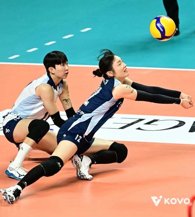 김천 한국도로공사 리베로 문정원(오른쪽)이 31일 서울시 중구 장충체육관에서 열린 서울 GS칼텍스와 2026-2027 HK흥국생명 V리그 여자부 개막전에서 리시브를 하고 있다. /사진=KOVO 제공