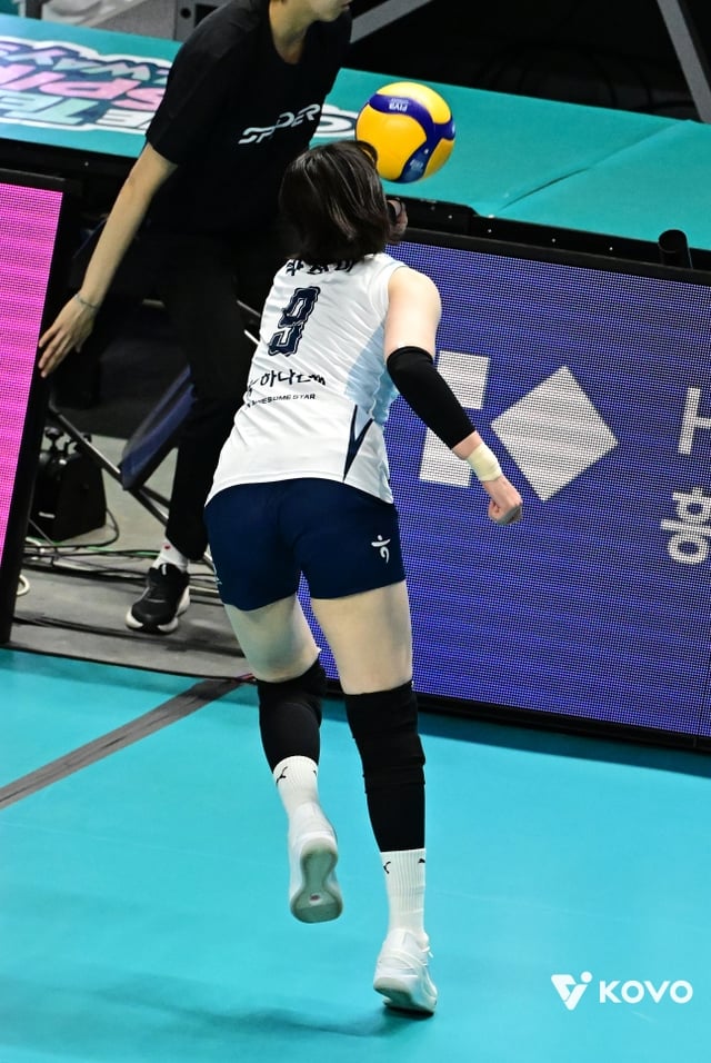 김천 한국도로공사 박정아가 31일 서울시 중구 장충체육관에서 열린 서울 GS칼텍스와 2026-2027 HK흥국생명 V리그 여자부 개막전에서 수비에 실패하고 있다. /사진=KOVO 제공
