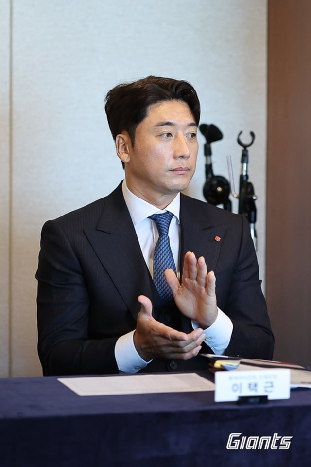 이동욱 신임 감독 취임식에 배석한 이택근 신임 단장. /사진=롯데 자이언츠