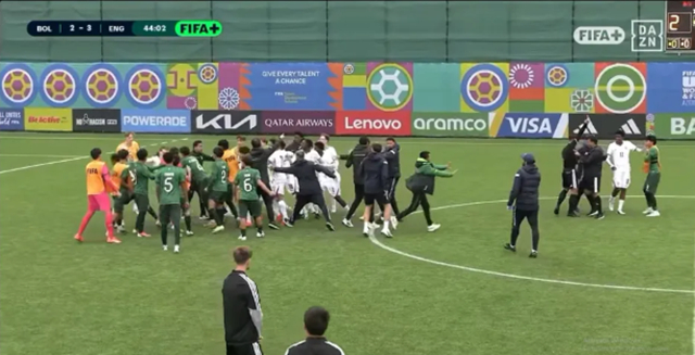 잉글랜드와 볼리비아의 2026 FIFA U-15 월드컵 경기 종료 직후 양 팀 선수들과 코칭스태프가 뒤엉켜 충돌하고 있다. /사진=토크스포츠 캡처