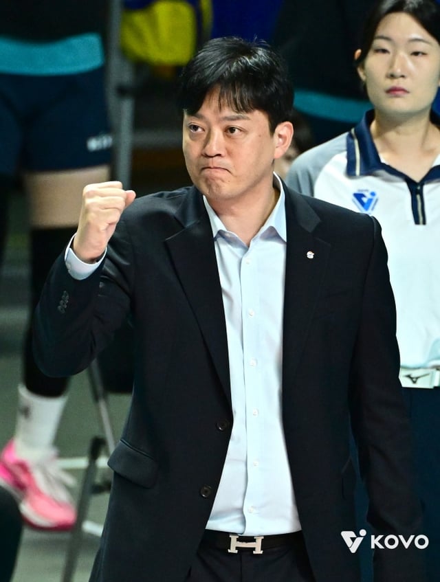 이영택 서울 GS칼텍스 지젤 실바가 31일 울시 중구 장충체육관에서 열린 김천 한국도로공사와 2026-2027 HK흥국생명 V리그 여자부 개막전에서 선수들의 득점 후 주먹을 불끈 쥐고 기뻐하고 있다. /사진=KOVO 제공