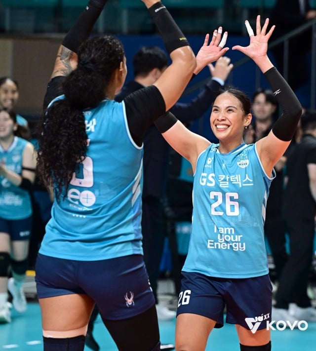 서울 GS칼텍스 지젤 실바(왼쪽)가 31일 울시 중구 장충체육관에서 열린 김천 한국도로공사와 2026-2027 HK흥국생명 V리그 여자부 개막전에서 타나차 쑥솟과 하이파이브를 하고 있다. /사진=KOVO 제공