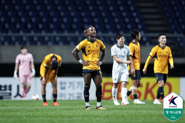 광주FC 바루아가 31일 광주월드컵경기장에서 열린 김천 상무전 무승부 이후 아쉬워하고 있다. /사진=한국프로축구연맹 제공