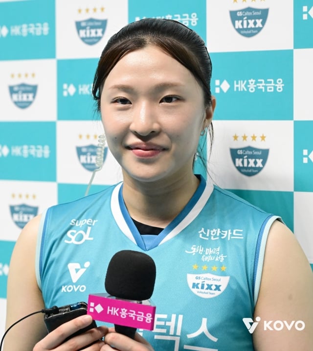 서울 GS칼텍스 김지원이 10월 31일 서울 장충체육관에서 열린 김천 한국도로공사와 2026-2027 HK흥국생명 V리그 여자부 개막전에서 경기 최우수선수로 선정돼 인터뷰를 하고 있다. /사진=KOVO 제공