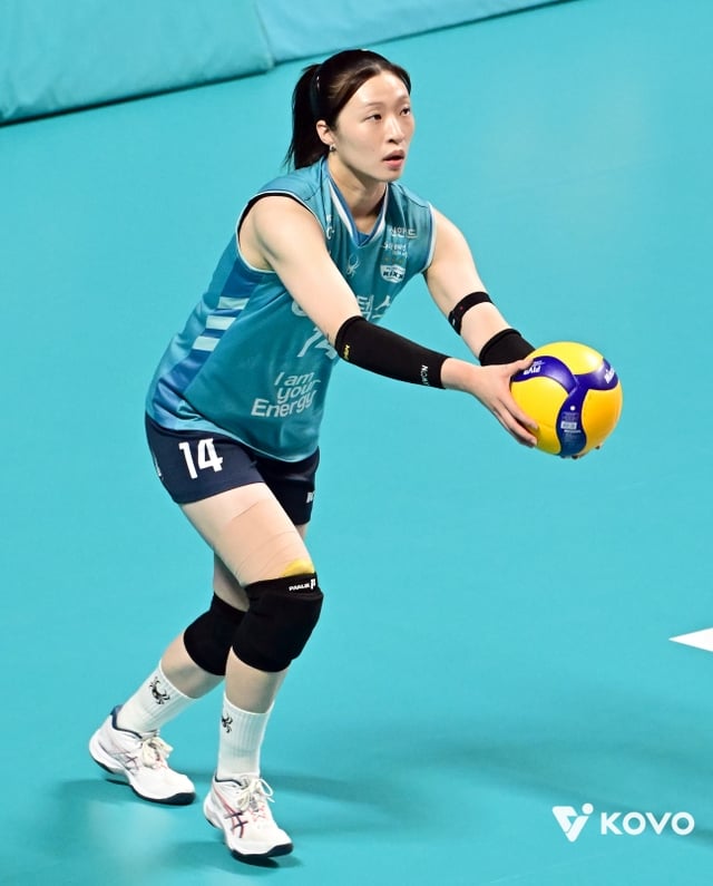 서울 GS칼텍스 김지원이 10월 31일 서울 장충체육관에서 열린 김천 한국도로공사와 2026-2027 HK흥국생명 V리그 여자부 개막전에서 서브를 넣고 있다. /사진=KOVO 제공