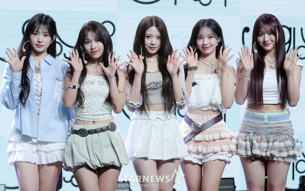 그룹 리센느(RESCENE)가 5일 오후 서울 강남구 청담동 일지아트홀에서 진행된 두 번째 미니 앨범 'Glow Up'(글로우 업) 발매 기념 쇼케이스에 참석해 포즈를 취하고 있다. 리센느의 이번 앨범에는 동명의 타이틀곡 'Glow Up'을 포함해 'CRASH'(크래쉬), 'Going on'(고잉 온), 'In my lotion'(인 마이 로션), 'Cotton Candy'(코튼 캔디) 등 총 5곡이 수록돼 한층 다채로워진 리센느의 음악적 색깔을 느낄 수 있다. 2025.02.05 /사진=김창현 chmt@