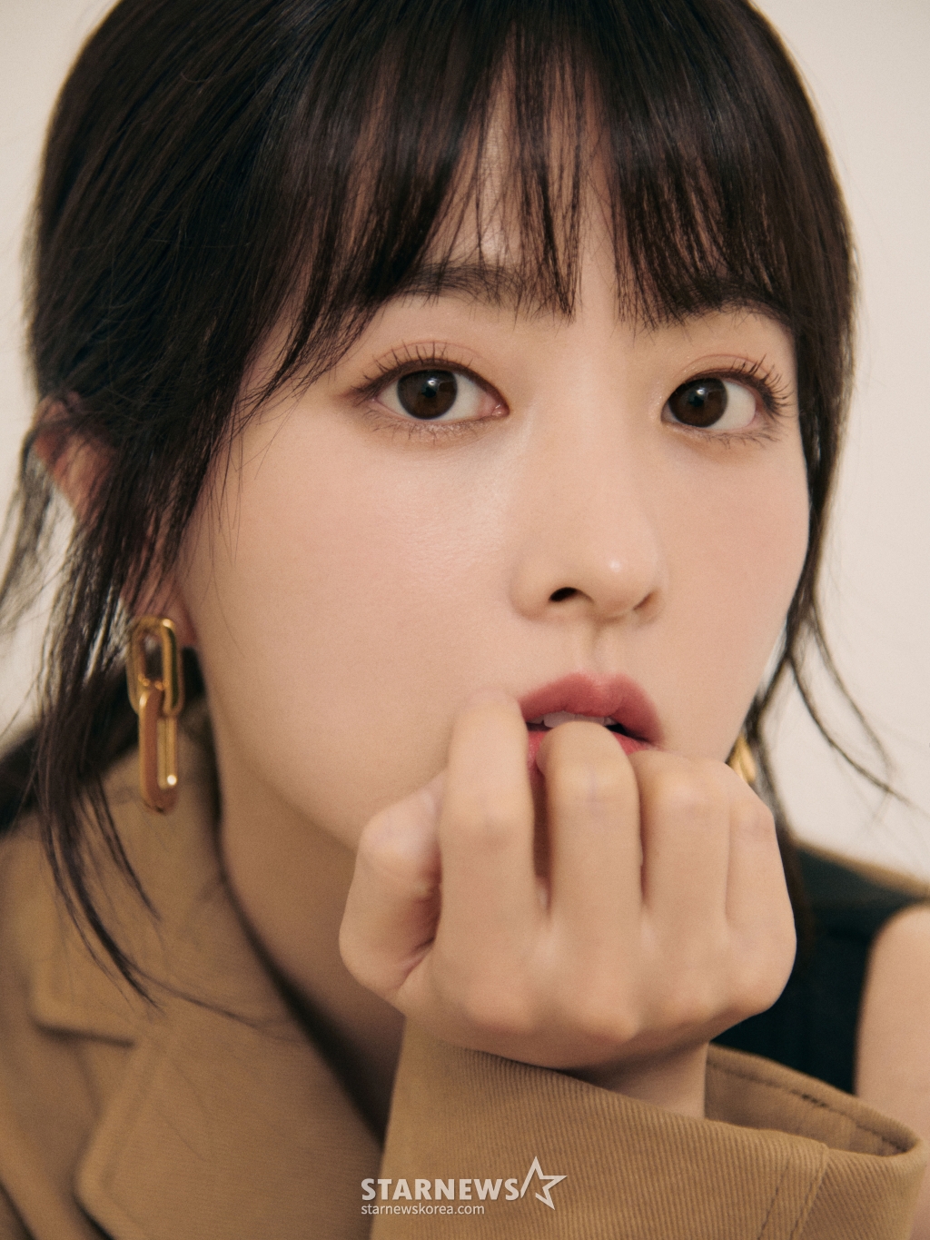 배우 박보영이 18일 오전 서울 종로구의 한 카페에서 진행된 넷플릭스 시리즈 '멜로 무비' 관련 인터뷰를 위해 포즈를 취하고 있다.  박보영은 극 중 영화를 싫어했지만 영화감독이 된 '김무비' 역을 맡아 한층 더 깊어진 연기를 선보인다.  '멜로무비'는 사랑도 하고 싶고 꿈도 이루고 싶은 애매한 청춘들이 서로를 발견하고 영감이 되어주며 각자의 트라우마를 이겨내는 영화 같은 시간을 그린 로맨스. / 사진제공=넷플릭스 /사진=김창현 chmt@