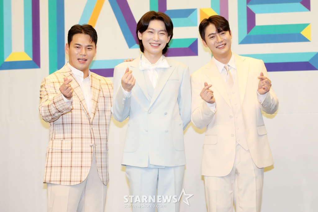 가수 천록담, 김용빈, 손빈아가 24일 오전 서울 마포구 스탠포드호텔에서 열린 TV조선 '미스터트롯3' TOP7 기자간담회에서 포즈를 취하고 있다. /사진=김휘선 hwijpg@