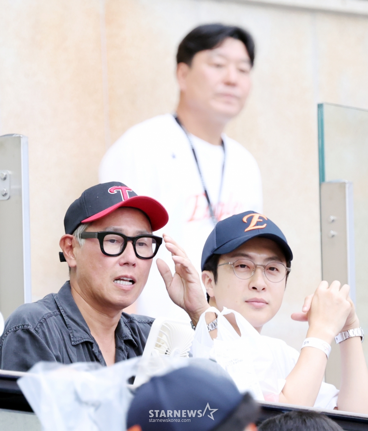 [한번에쓱]폭염에 마스크는 좀 그렇지? '강풀작가와 한화-LG 경기' 찾은 윤종신 | 스타뉴스