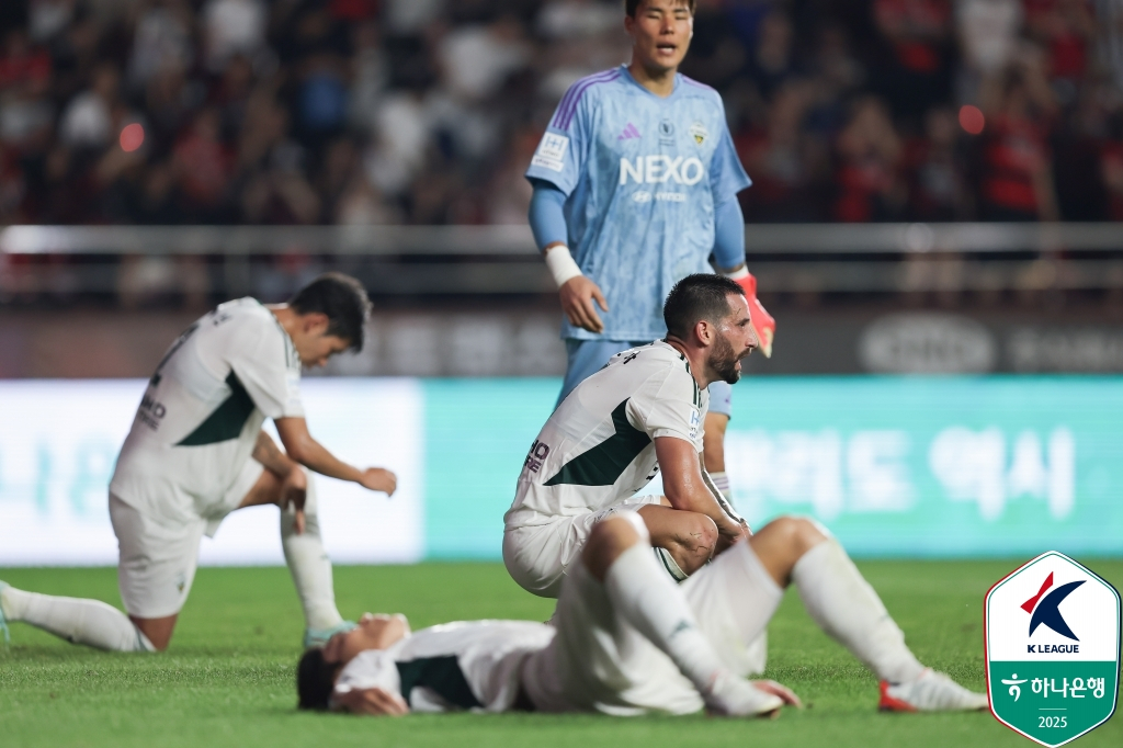 전북 현대 선수들이 24일 포항 스틸야드에서 열린 포항 스틸러스전 1-3 패배 후 아쉬워하고 있다. /사진=한국프로축구연맹 제공