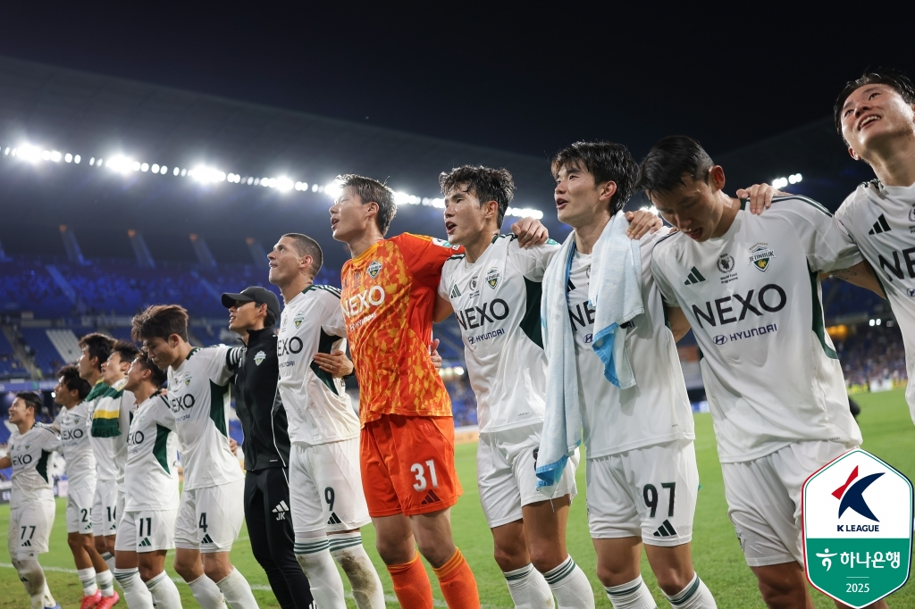 프로축구 K리그1 전북 현대 선수들이 지난달 30일 울산문수축구경기장에서 열린 울산 HD전 2-0 승리 후 팬들과 승리 세리머니를 하고 있다. /사진=한국프로축구연맹 제공