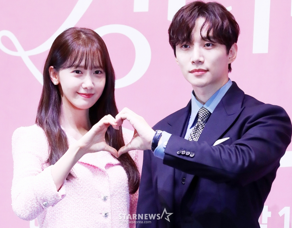 가수 겸 배우 윤아, 이준호가 15일 오후 서울 구로구 라마다 서울 신도림호텔에서 진행된 JTBC 토일드라마 '킹더랜드' 제작발표회에 참석해 포즈를 취하고 있다.  '킹더랜드'는 웃음을 경멸하는 남자 구원과 웃어야만 하는 스마일 퀸 천사랑이 호텔리어의 꿈인 VVIP 라운지 '킹더랜드'에서 진짜 환하게 웃을 수 있는 날을 만들어가는 이야기를 그린 드라마로 오는 17일 오후 10시 30분에 첫 방송된다. 2023.06.15